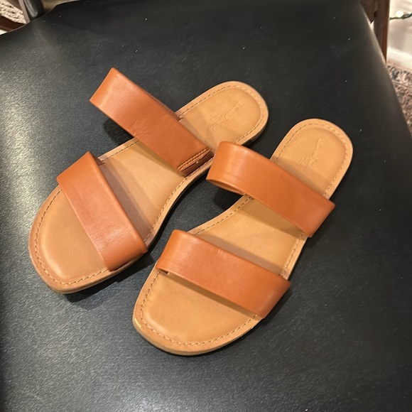 Universal Thread Sandals - Picture 2 of 3